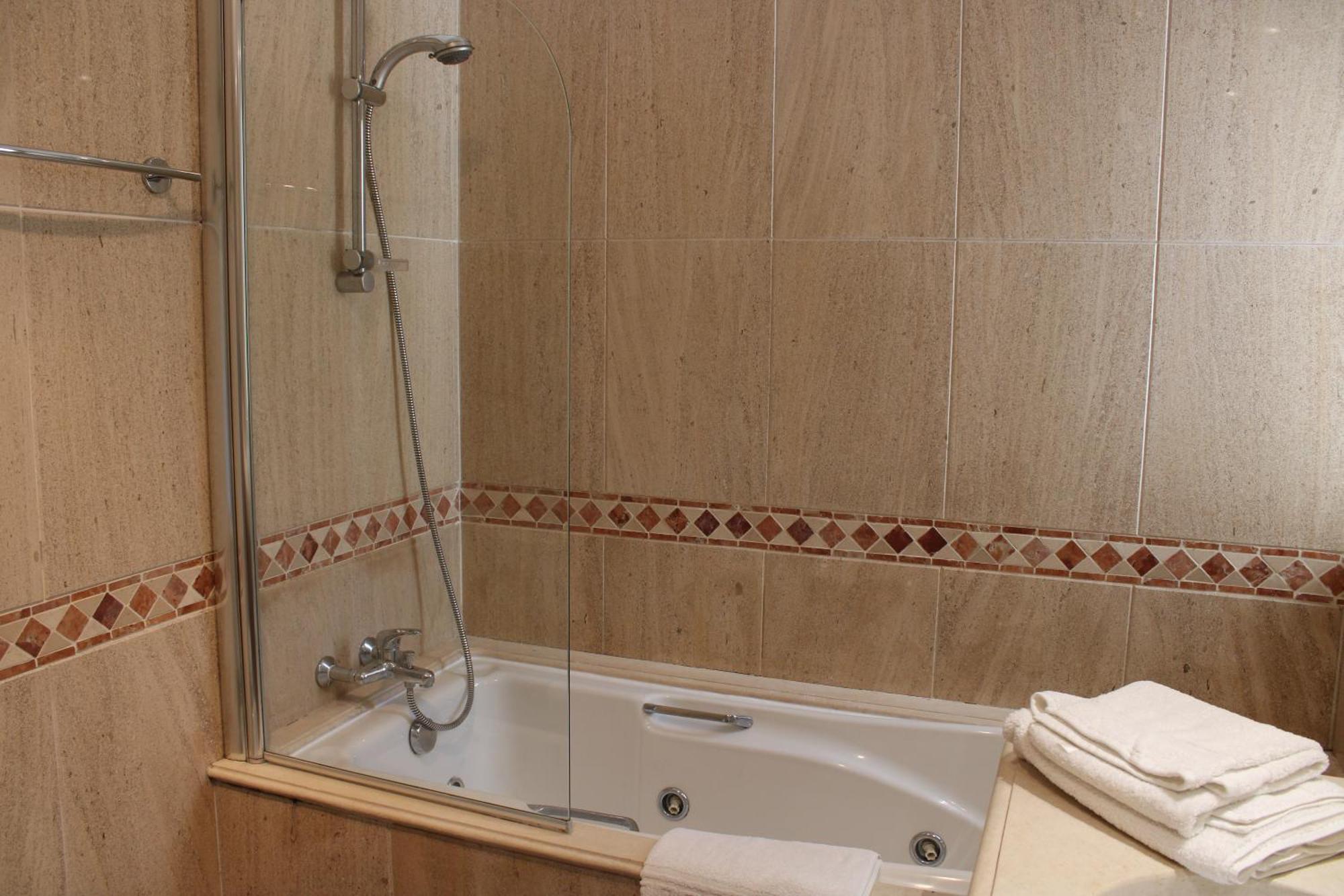 Luxury 2 Bedroom Apartment With Private Garden 알만실 외부 사진