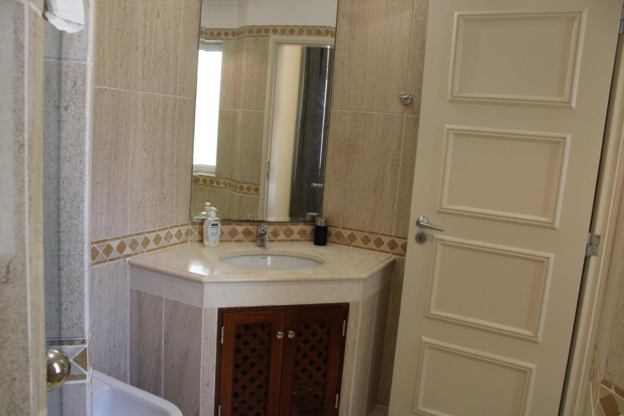 Luxury 2 Bedroom Apartment With Private Garden 알만실 외부 사진