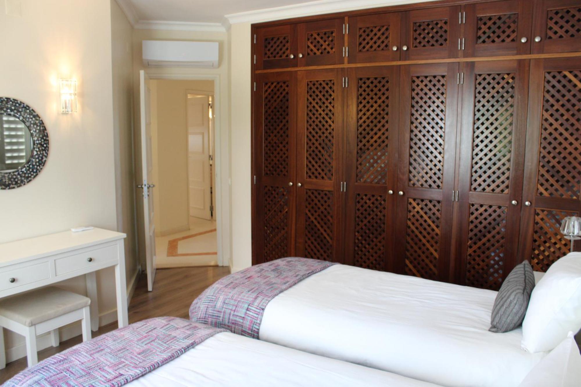 Luxury 2 Bedroom Apartment With Private Garden 알만실 외부 사진