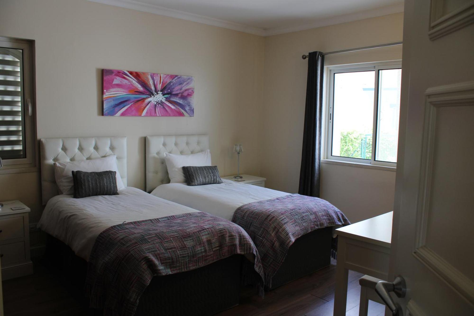Luxury 2 Bedroom Apartment With Private Garden 알만실 외부 사진