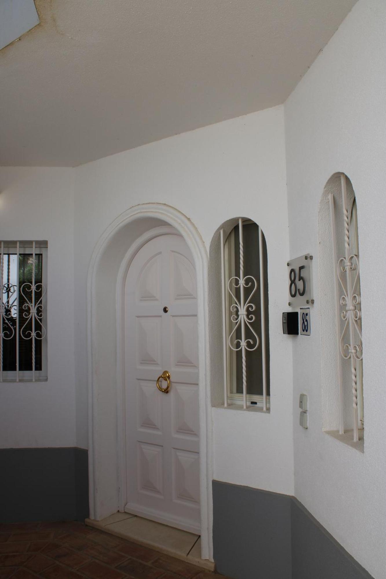 Luxury 2 Bedroom Apartment With Private Garden 알만실 외부 사진