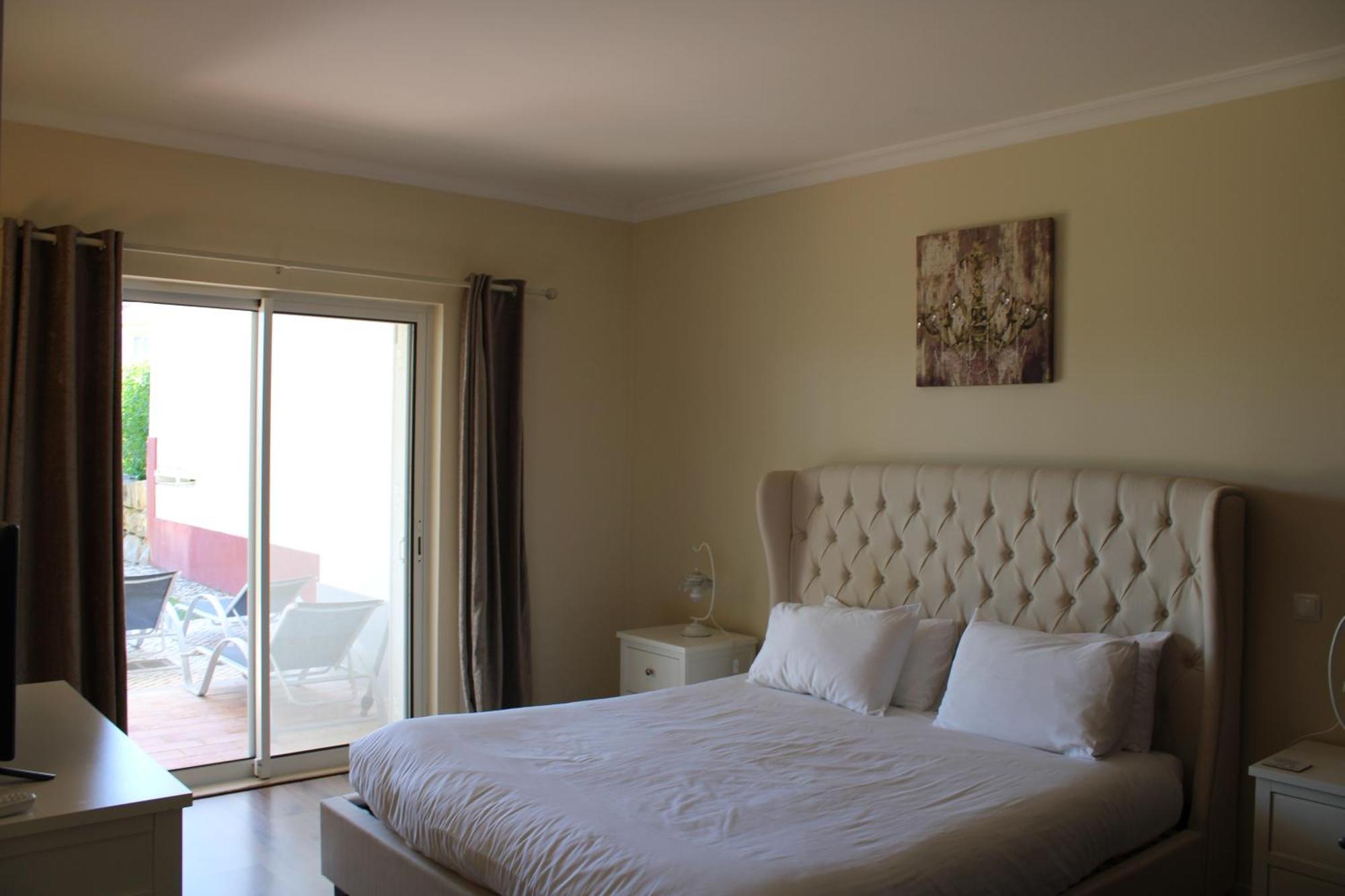 Luxury 2 Bedroom Apartment With Private Garden 알만실 외부 사진