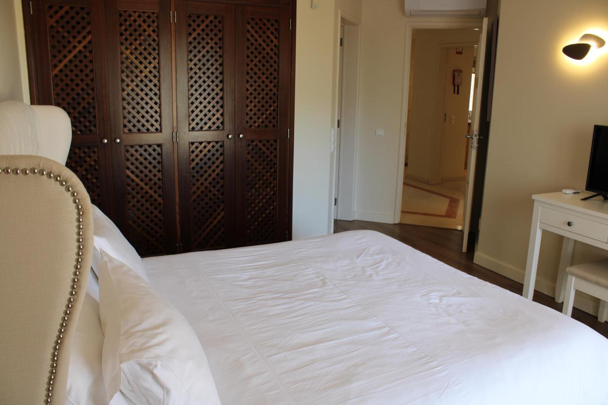 Luxury 2 Bedroom Apartment With Private Garden 알만실 외부 사진